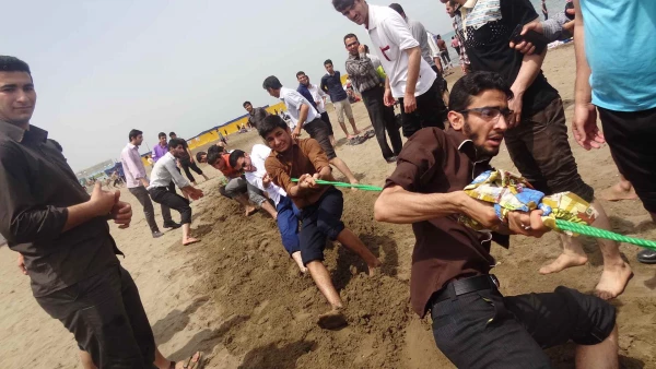 مسابقه طناب کشی در سواحل دریای خزر