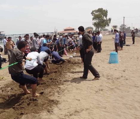 مسابقه طناب کشی در سواحل دریای خزر