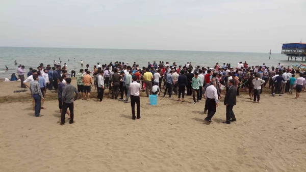 مسابقه طناب کشی در سواحل دریای خزر