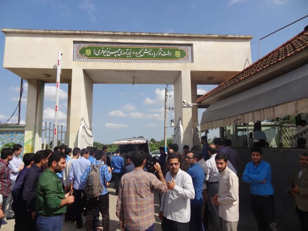 همزمان با هفته دفاع مقدس مراسم وداع با شهدای گمنام در پردیس دکتر شریعتی مازندران برگزار شد. 2