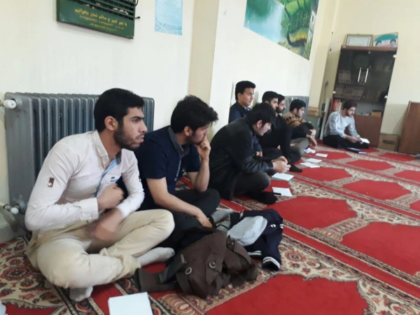 نشست صمیمی معاون محترم توسعه منابع و امور دانشجوئی به همراه کارشناس محترم دانشجوئی وسرپرست محترم سرای دانشجوئی با نمایندگان اتاق های سرای دانشجوئی 3