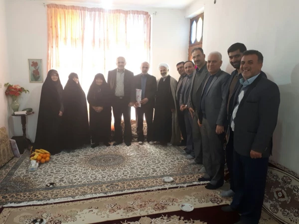 دیدار مسئولین و پرسنل دانشگاه فرهنگیان مازندران و پردیس دکتر شریعتی با خانواده شهدا و زیارت مزار شهید 4