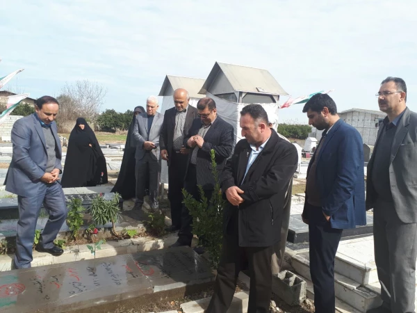 دیدار مسئولین و پرسنل دانشگاه فرهنگیان مازندران و پردیس دکتر شریعتی با خانواده شهدا و زیارت مزار شهید 6