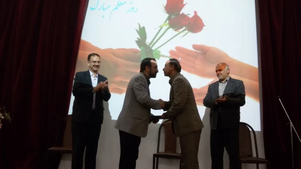 مراسم تجلیل از اساتید،دانشجویان برتر وکارکنان آموزش پردیس دکتر شریعتی در هفته معلم (دوشنبه 97/02/17 ) 2