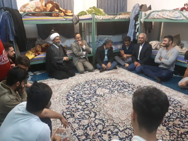 نشست صمیمی مسئولین پردیس با دانشجو معلمان در خوابگاه دانشجویی                                                                                                                          2