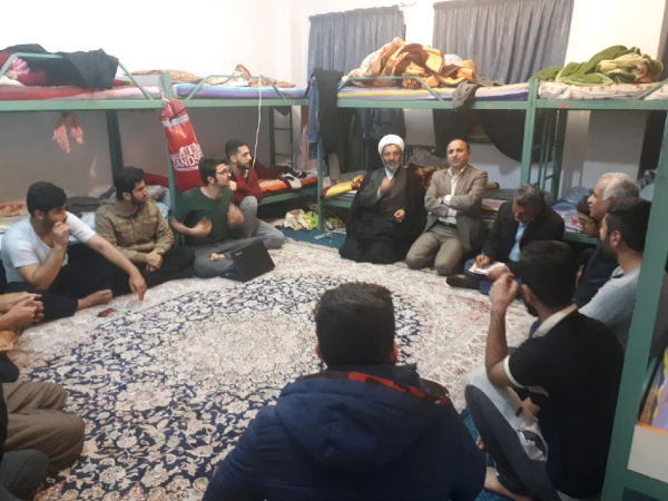 نشست صمیمی مسئولین پردیس با دانشجو معلمان در خوابگاه دانشجویی                                                                                                                          3