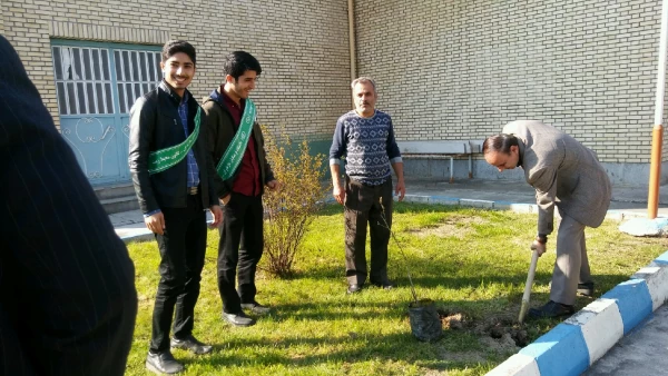 کاشت نهال میوه در پردیس دکتر شریعتی بمناسبت روز درختکاری 2