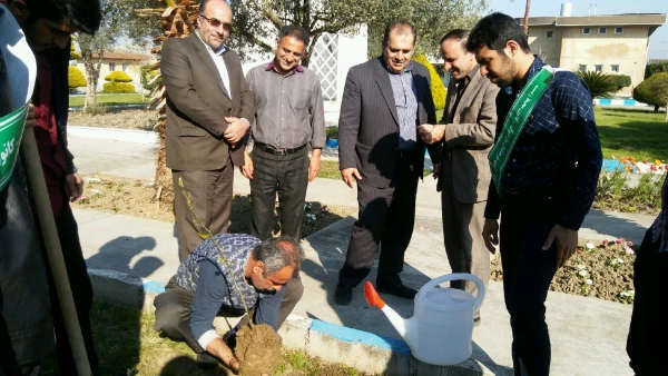 کاشت نهال میوه در پردیس دکتر شریعتی بمناسبت روز درختکاری 4