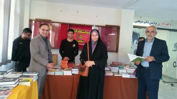 برپایی نمایشگاه کتاب به مناسبت هفته دفاع مقدس 2